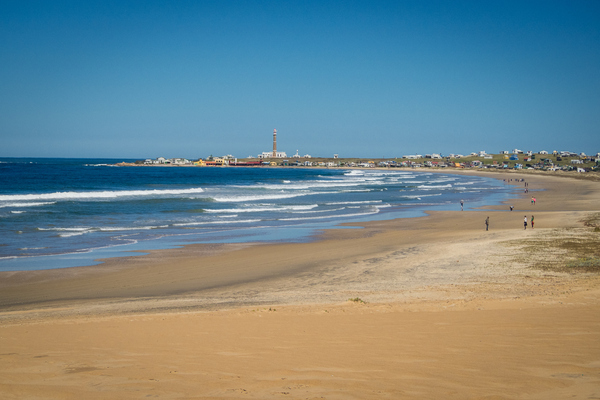 Vista panorámica del Parque Nacional de Cabo Polonio y su playa con el faro y casas de fondo, Uruguay. 
