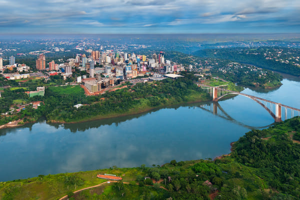 Vista aérea de la ciudad paraguaya de Ciudad del Este y el Puente de la Amistad.
