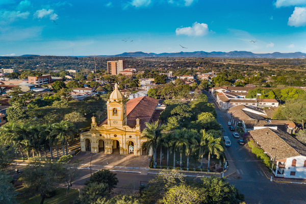 La gran iglesia nueva en Villarrica, Paraguay.