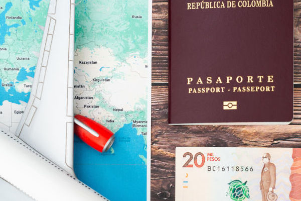 foto con mapa, dinero, y pasaporte colombiano.