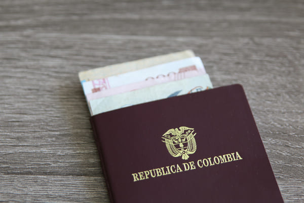 Pasaporte colombiano con billetes de Banco