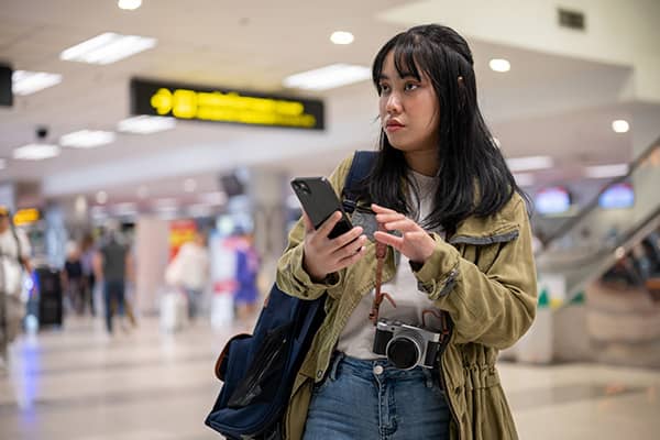 una mujer preocupada buscando algo en su celular