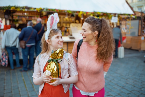 Madre e hija disfrutando de las Pascuas en un paseo por la ciudad.