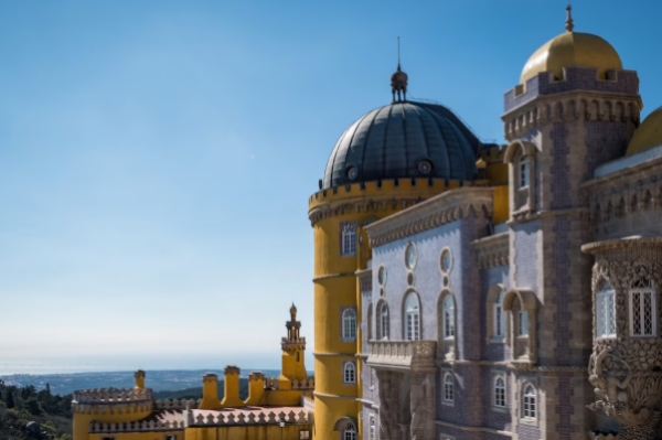 Vista lateral do Palácio Nacional da Pena em um dia de céu azul, em Sintra, Portugal.                 
