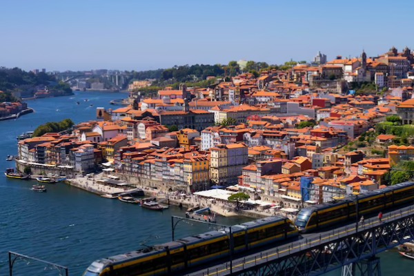 Vista Aérea da famosa Ponte de D. Luís (Porto) em Portugal em um dia ensolarado.                     