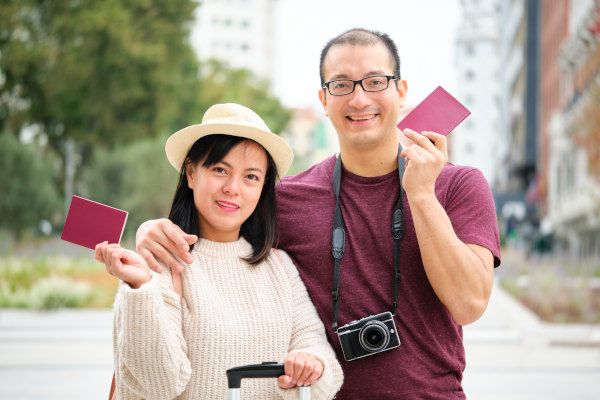 Pareja de turistas con pasaportes en la mano