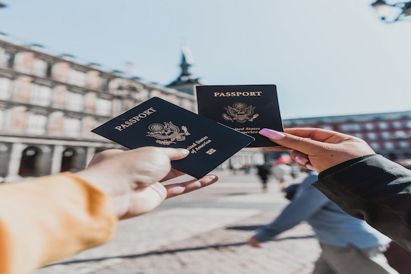 Mãos segurando passaportes em Madrid, na Espanha.