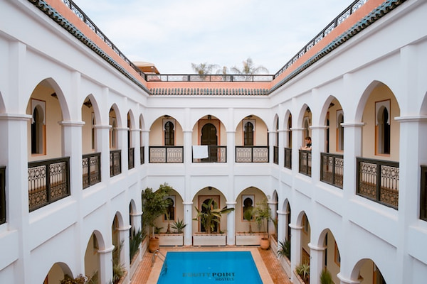 Interior de Hotel em Marrocos, com piscina ao centro e arquitetura típica.