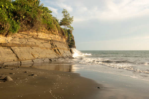 Olas chocando contra los acantilados de la playa de Ladrilleros, Colombia.