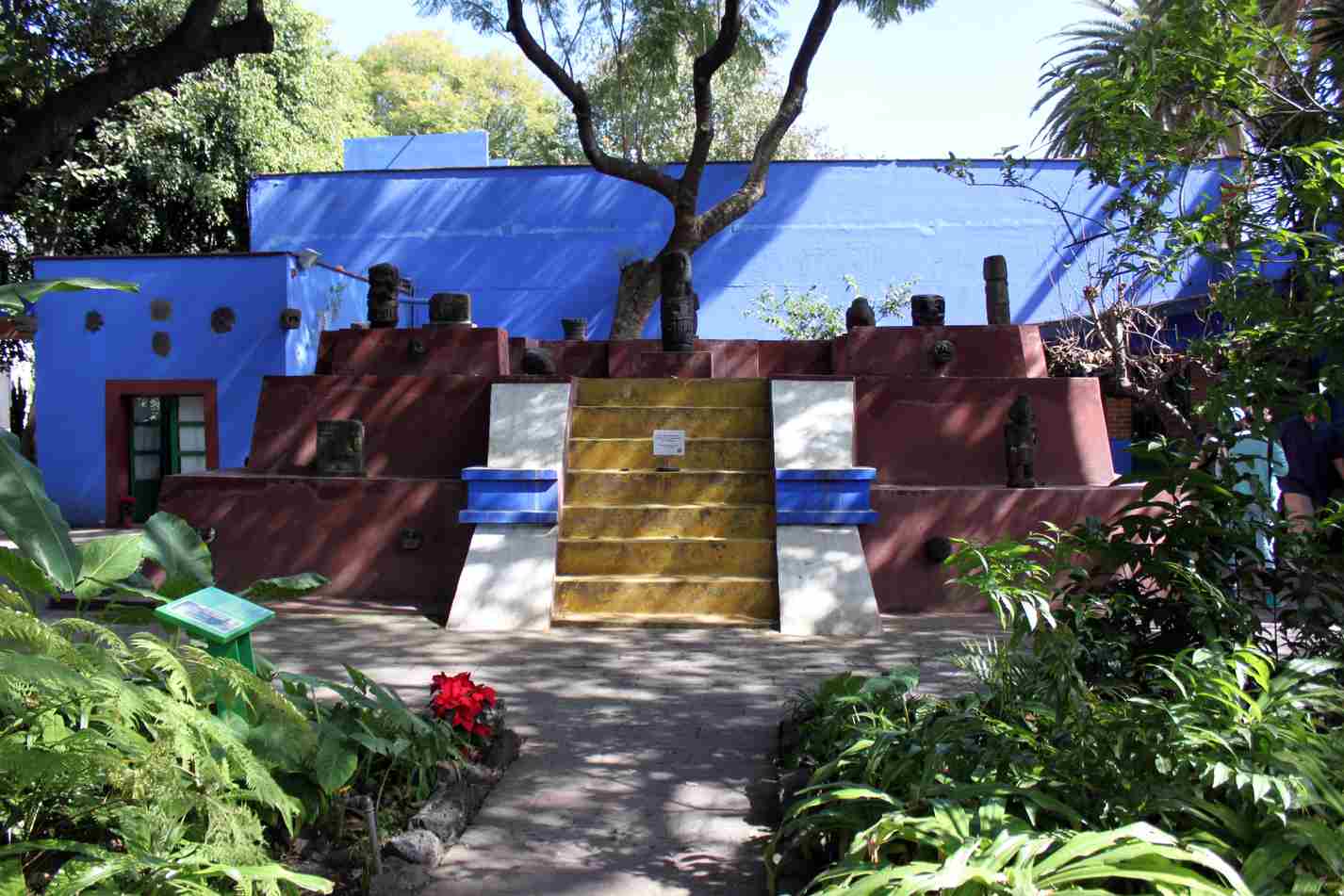 Imagem no jardim do Museu Frida Kahlo, com fachada azul, um dos pontos turísticos do México mais conhecidos