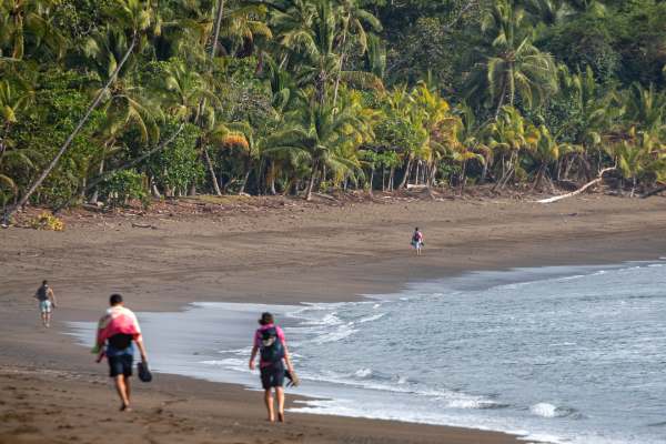 Vista panorâmica da Praia da Ursa em Sintra, com falésias escarpadas, areia dourada e mar azul intenso, destaque entre as praias na Europa