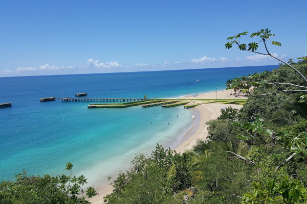 Vista del muelle de la Playa Crash Boat en Puerto Rico a la distancia