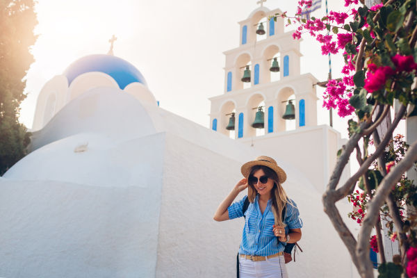 Turista mujer disfrutando de las calles de Santorini.