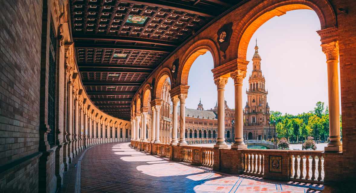 Imagem da Plaza de España, em Sevilha, em artigo de blog sobre os pontos turísticos da Espanha