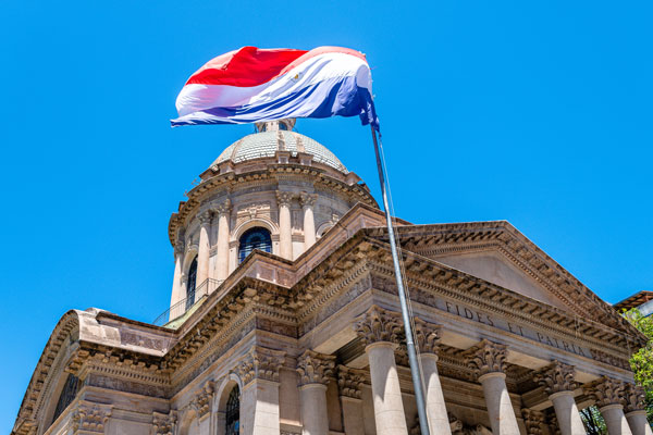 Imagen de bandera de Paraguay frente a monumento en Asunción