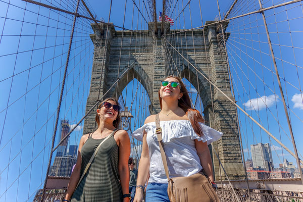 Dos amigas en el puente de Brooklyn