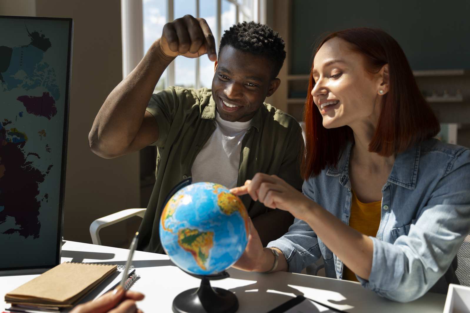 Imagem de três jovens mulheres com aparência de estudantes tirando uma selfie, representando estudantes intercambistas em um artigo de blog sobre quanto custa estudar fora em 2025