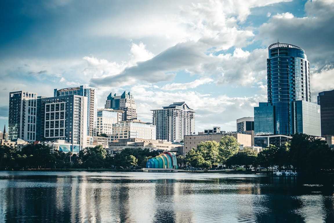 Vista panorâmica do skyline de Orlando com o Lake Eola em primeiro plano, ilustrando artigo sobre o que fazer na Flórida.