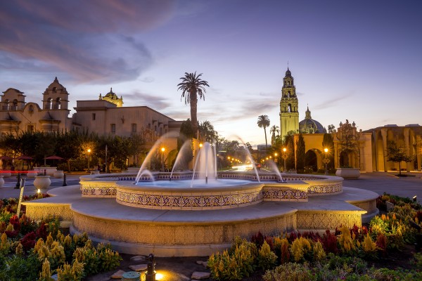 Fuente central del Balboa Park al atardecer, una de las cosas que hacer en San Diego.