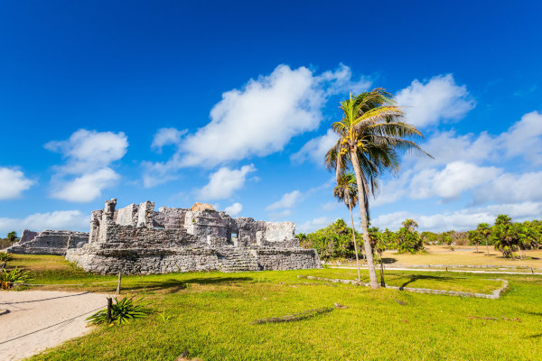 Vista de las ruinas de Tulum durante un día soleado.
