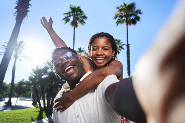 Alegre selfie de una joven pareja afroamericana en sus vacaciones de verano en Miami, Estados Unidos.