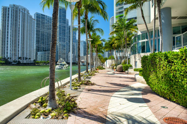 Paseo del Miami Riverwalk con edificios emblemáticos y vistas del skyline de Downtown Miami.