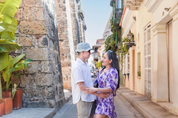 Pareja en el centro histórico de Cartagena