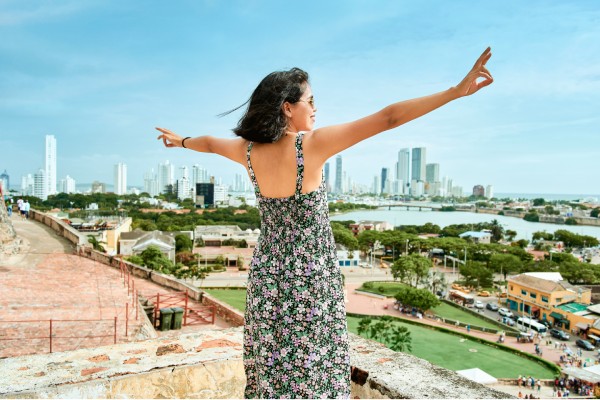 Mujer con vista a Cartagena de Indias