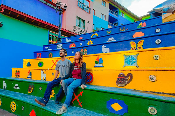 Turistas en una escalera colorida en Guatapé, Colombia