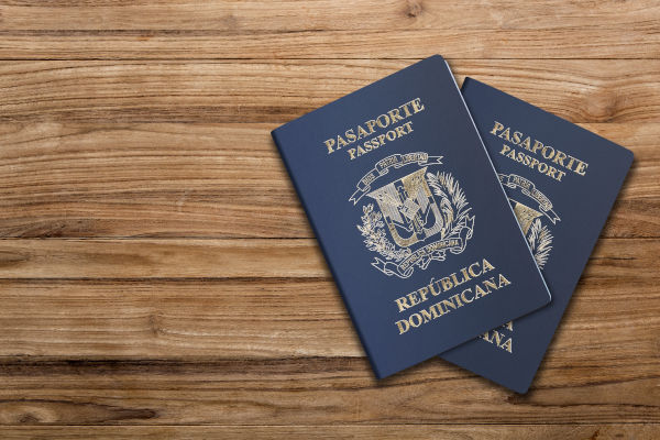 Imagen de dos pasaportes dominicanos sobre una mesa.