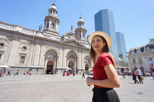 Chica viajera en Santiago de Chile con la Catedral Metropolitana al fondo en un día soleado