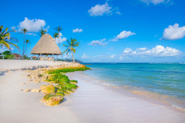 Vista de Playa Blanca, Punta Cana, República Dominicana en un día soleado