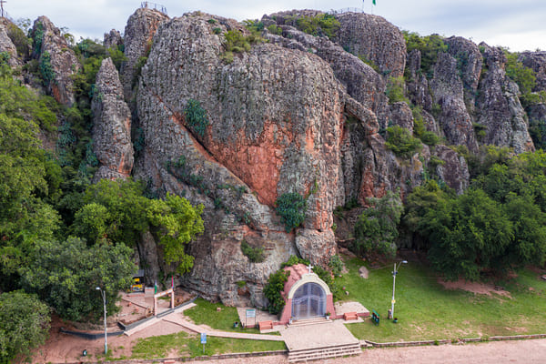 Vista aérea de las Cordilleras en Tobati con la Capilla de la Virgen del Camino en Paraguay.