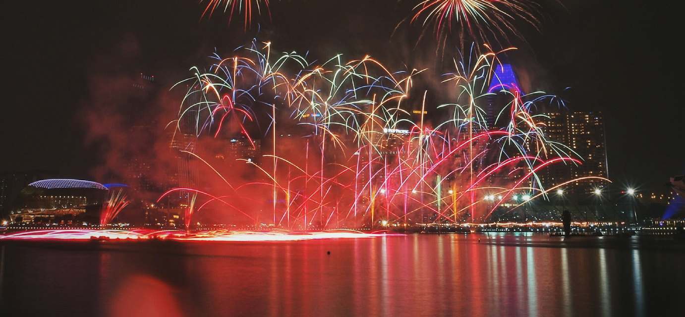 imagem de fogos de artifício durante o Réveillon em destino internacional