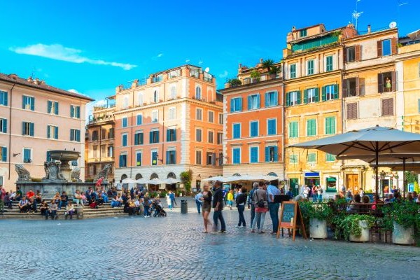 Plaza Santa María en el barrio de Trastevere, Roma, una de las zonas donde alojarse en Roma.