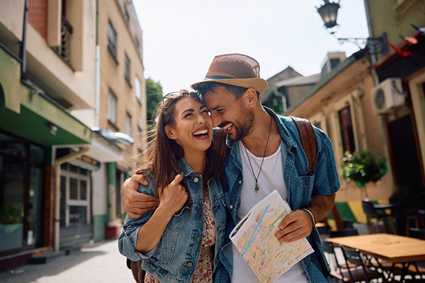 Pareja feliz de viaje