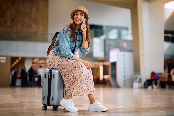 Turista mujer en aeropuerto