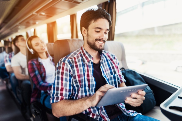 Hombre joven viajando en bus