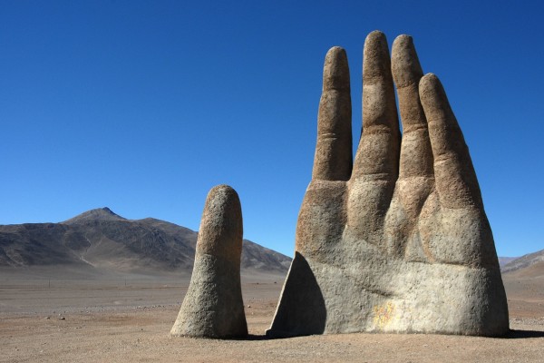 Imagem da Mão do Deserto, escultura que fica no deserto do Atacama, no Chile
          