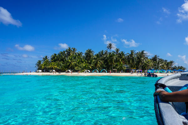 Bote llegando a Johnny Cay, isla San Andrés, Colombia