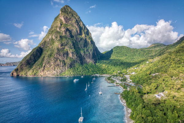 Vista panorámica de las montañas Pitons en la isla Santa Lucía.