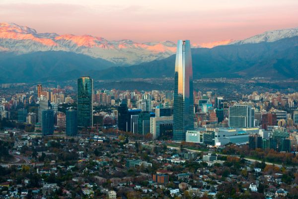 Vista panorámica de la ciudad de Santiago de Chile y la cordillera.