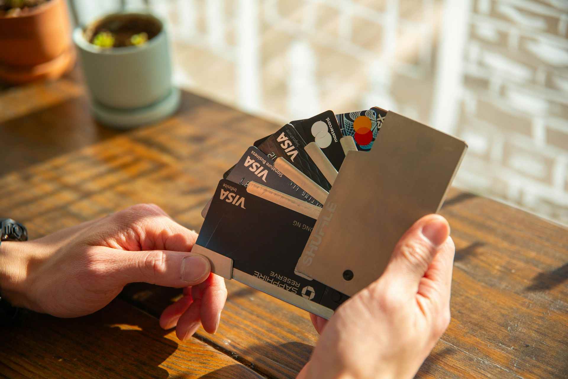imagem da mão de um homem segurando um cartão de crédito, em artigo de blog da Assist Card sobre seguro viagem do cartão de crédito