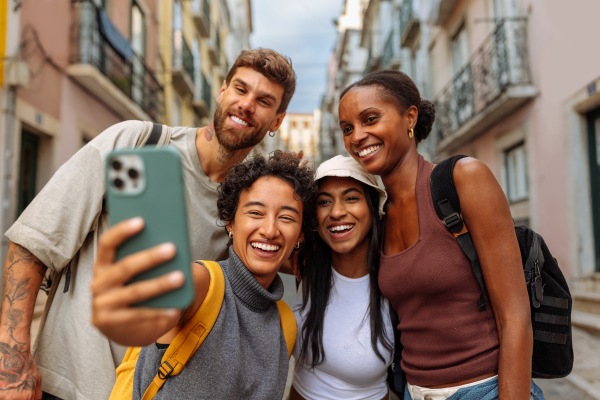 Grupo de amigos se toma una foto en las calles de Europa.