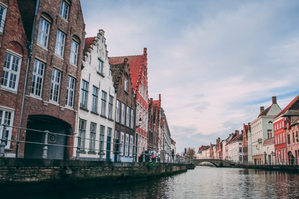 imagem de um rio em cidade da Europa para falar sobre seguro viagem Europa