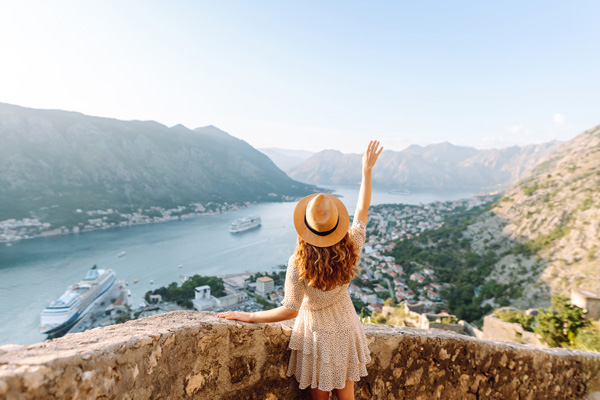 Turista observando un paisaje europeo