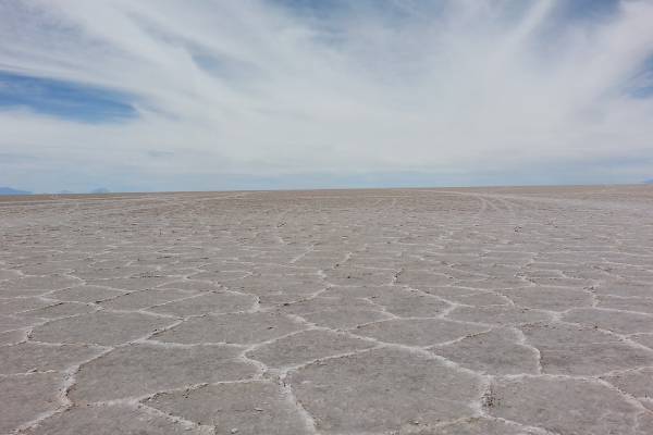 imagem do Salar de Uyuni, o maior deserto de sal do mundo, localizado na Bolívia