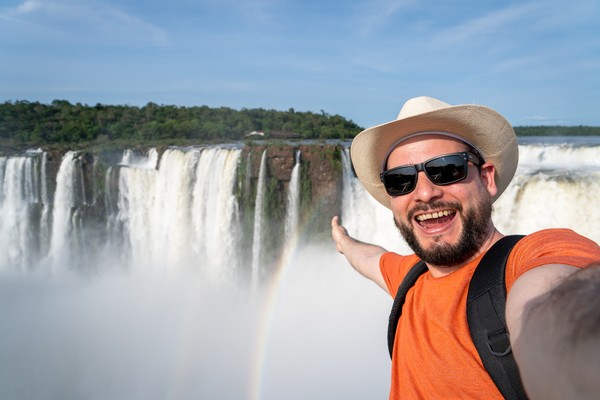 Hombre turista tomando selfie junto a las Cataratas del Iguazú, en la frontera de Argentina con Brasil.
