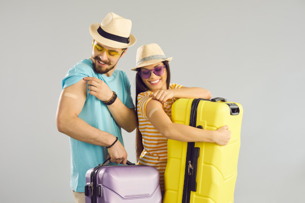 Feliz familia lista para unas vacaciones seguras de verano, gracias a más que un seguro de viaje económico.