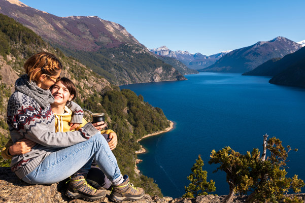familia tomando mate con el paisaje de Bariloche de fondo